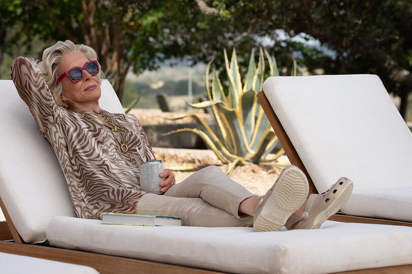 Ma Mac (Holland Taylor) ist immer für einen trockenen Martini und einen ebensolchen Spruch über Woody und Matthew zu haben. Ma Mac (Holland Taylor) ist immer für einen trockenen Martini und einen ebensolchen Spruch über Woody und Matthew zu haben.