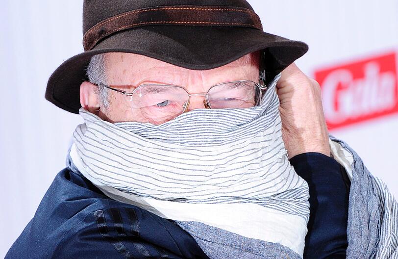 Volker Schlöndorff vermummt auf dem roten Teppich