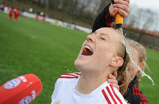 Kathrin Längert übt schon mal für Samstagabend und einen möglichen Pokaltriumph mit dem FC Bayern in Köln.