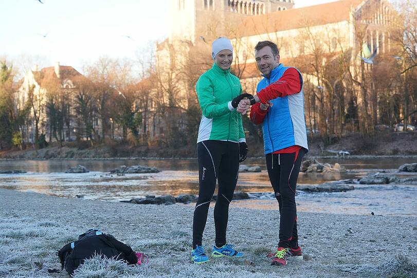 Zeit wird&rsquo;s: AZ-Autorin Ingalena Heuck mit Sportchef Gunnar Jans &ndash; das Training an der Isar wird gestoppt und protokolliert.