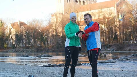 Zeit wird&rsquo;s: AZ-Autorin Ingalena Heuck mit Sportchef Gunnar Jans &ndash; das Training an der Isar wird gestoppt und protokolliert.
