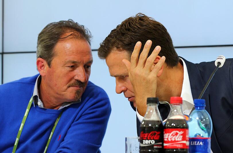 Der ermittelnde Kommissar Johann Ramoser und DFB-Teammanager Oliver Bierhoff bei der Pressekonferenz am Mittwoch. Eins der Unfallopfer ist inzwischen soweit, dass es das Krankenhaus verlassen kann.