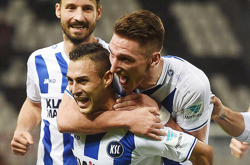 Die Karlsruher Martin Stoll, Manuel Torres und Torschütze Dimitris Diamantakos (von links) bejubeln das 1:0. Diamantakos war auch an den beiden anderen Treffern gegen Bochum beteiligt.