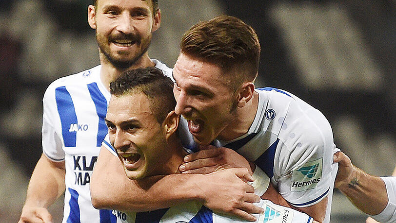 Die Karlsruher Martin Stoll, Manuel Torres und Torschütze Dimitris Diamantakos (von links) bejubeln das 1:0. Diamantakos war auch an den beiden anderen Treffern gegen Bochum beteiligt. Die Karlsruher Martin Stoll, Manuel Torres und Torschütze Dimitris Diamantakos (von links) bejubeln das 1:0. Diamantakos war auch an den beiden anderen Treffern gegen Bochum beteiligt.