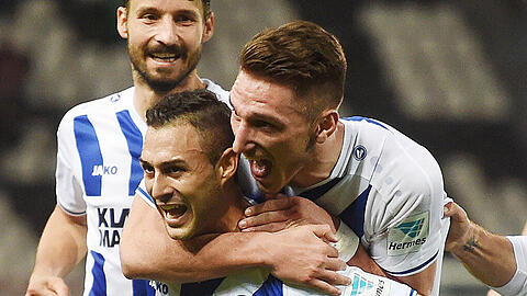 Die Karlsruher Martin Stoll, Manuel Torres und Torschütze Dimitris Diamantakos (von links) bejubeln das 1:0. Diamantakos war auch an den beiden anderen Treffern gegen Bochum beteiligt.
