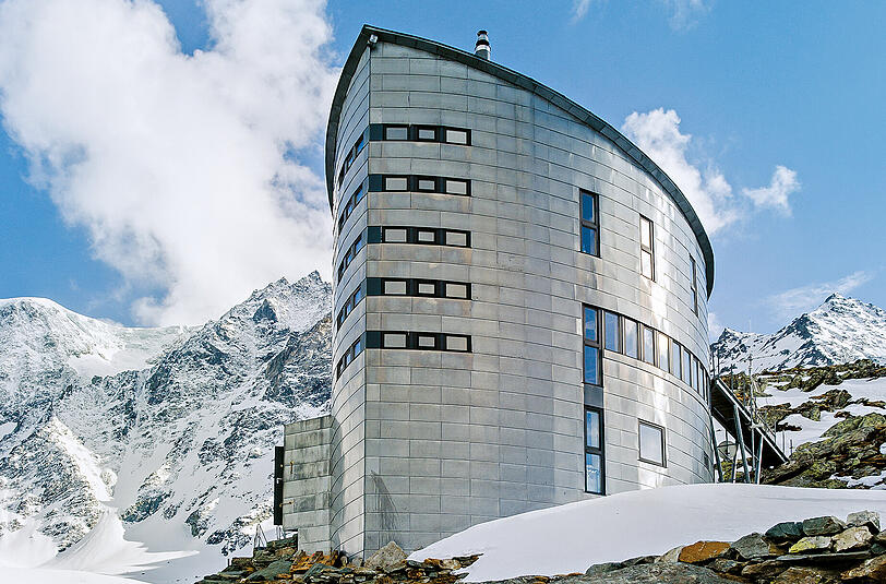 Schee oder schiach? Bei der Hüttenarchitektur trauen sich vor allem die Schweizer was, wie hier mit der Cabane du Vélan im Wallis.