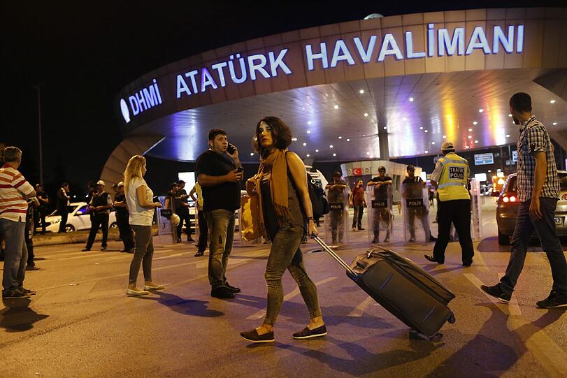Bei dem Terroranschlag am Flughafen Atatürk in Istanbul haben sich zwei der Angreifer vor dem Ankunftsbereich des Internationalen Terminals in die Luft gesprengt, ein weiterer auf dem angrenzenden Parkplatz.