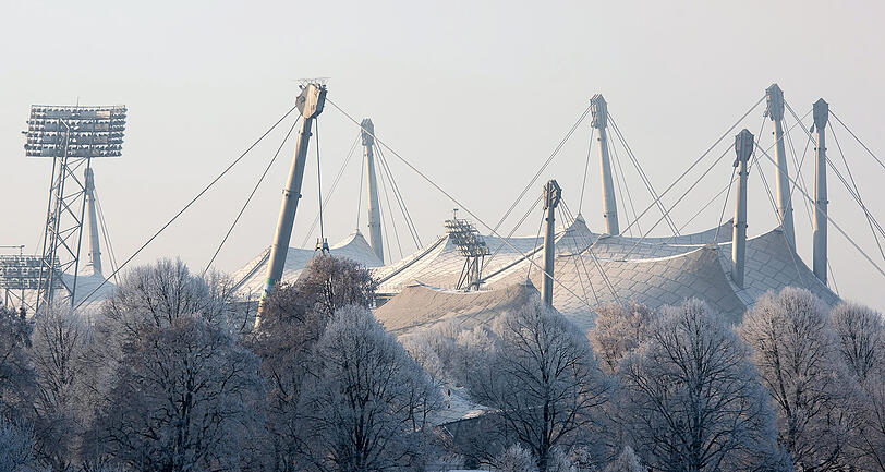 Ein eisiger Silvestermorgen verwandelt das Olympiastadion in ein frostiges Bauwerk.