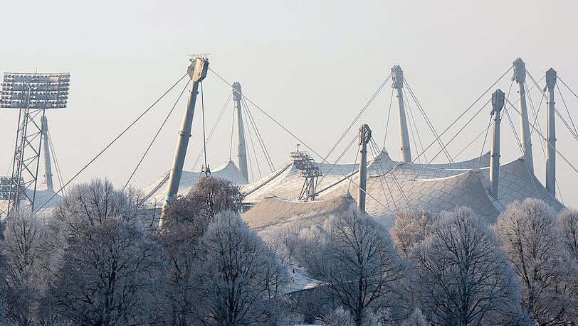 Ein eisiger Silvestermorgen verwandelt das Olympiastadion in ein frostiges Bauwerk. Ein eisiger Silvestermorgen verwandelt das Olympiastadion in ein frostiges Bauwerk.