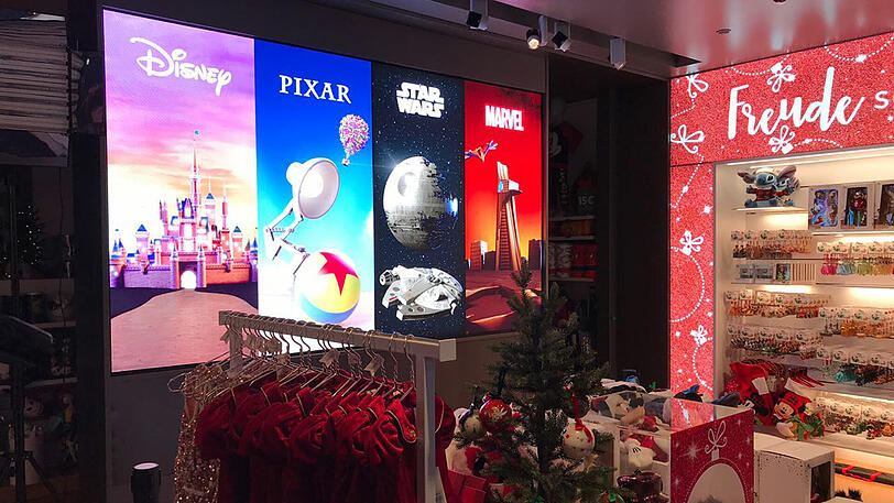 ...Die Regale sind für's Weihnachtsgeschäft gut gefüllt.