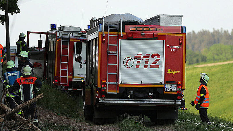 Der Mann wurde unter seinem eigenen Oldtimer-Traktor begraben. Die Bilder von der Unfallstelle.