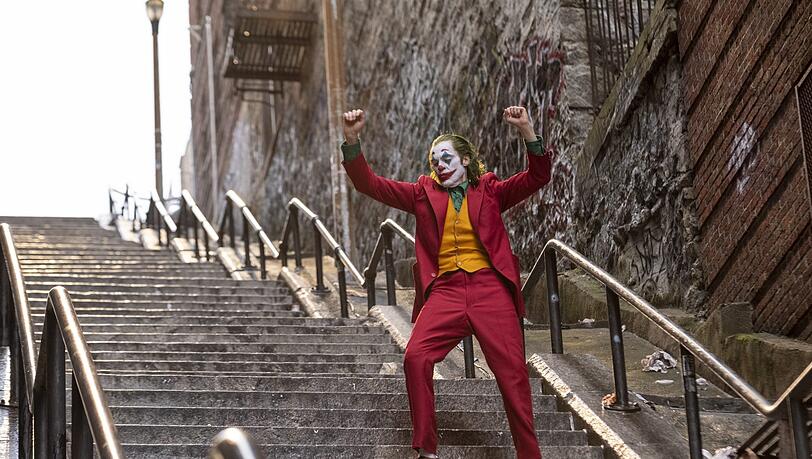 Gedreht in der Bronx spielt „Joker“ in Gotham City – einer fiktiven Stadt, die unserer Wirklichkeit gefährlich nahe ist. Und Joaquin Phoenix ist hier der Joker! Gedreht in der Bronx spielt „Joker“ in Gotham City – einer fiktiven Stadt, die unserer Wirklichkeit gefährlich nahe ist. Und Joaquin Phoenix ist hier der Joker!