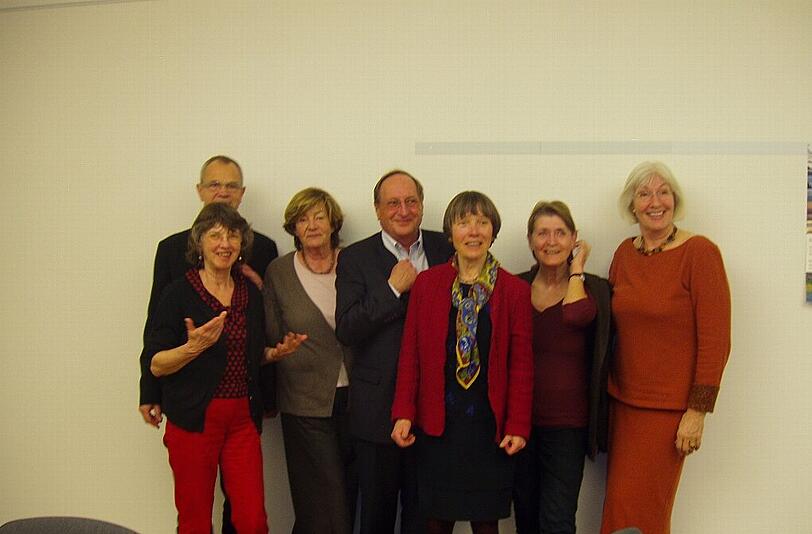 Der Vorstand des Kulturforum München-West. Von rechts: Evelyn Lang, Ulrike Turner, Gudrun Koppers-Weck (Vorsitzende), Klaus Herber, Gerhild Neumann, Angela Scheibe-Jaeger und Peter Pich.