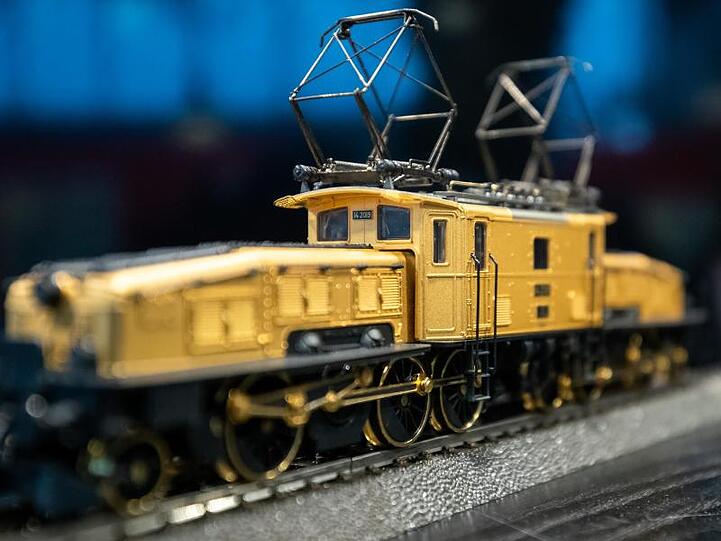 Eine vergoldete Güterzug-Elektrolokomotive von Märklin auf dem Stand des Unternehmens bei der Nürnberger Spielwarenmesse.