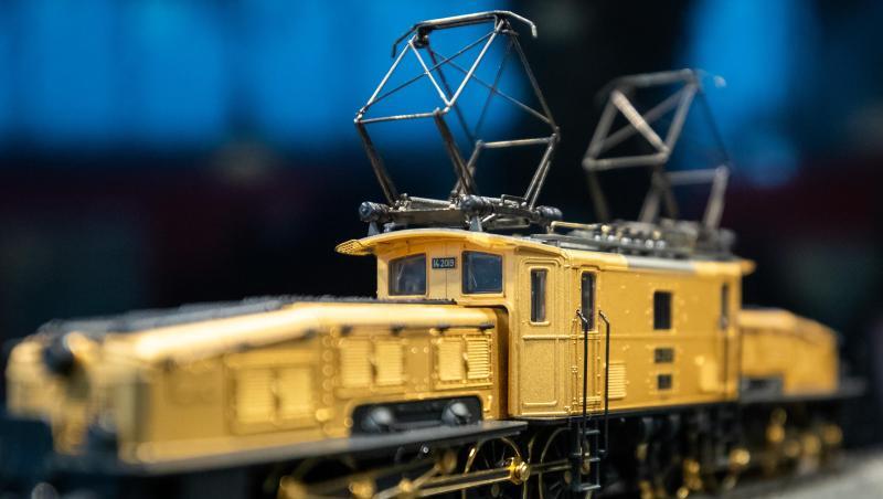 Eine vergoldete Güterzug-Elektrolokomotive von Märklin auf dem Stand des Unternehmens bei der Nürnberger Spielwarenmesse. Eine vergoldete Güterzug-Elektrolokomotive von Märklin auf dem Stand des Unternehmens bei der Nürnberger Spielwarenmesse.