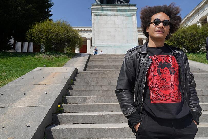 Leon Otremba (30), Bar-Chef vom Frisches Bier: "Ich bin erschöpft. Die Ansteckungsgefahr ist draußen kaum da, trotzdem sind Freischankmöglichkeiten mit Schanigärten noch nicht möglich. Es braucht Perspektiven für uns. Mein Wunsch ist es, konkrete und nachvollziehbare Ansagen zu bekommen. Seitens des KVR hatten wir ein Pfandsystem zur Umsetzung angefragt und bewilligt bekommen. Eine Woche später kam die Polizei. Die Regeln sind zu unübersichtlich."