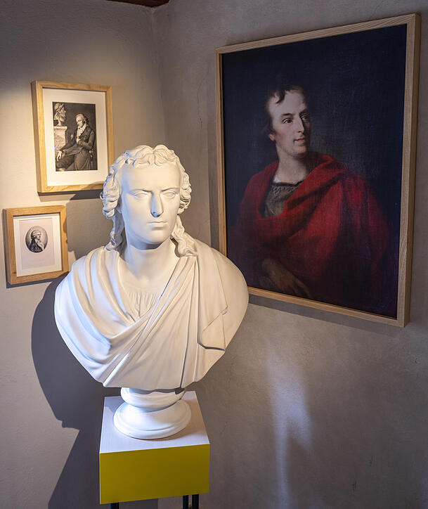 Portraits und eine Portraitbüste Friedrich Schillers sind im früheren Arbeitsraum des Dichters im Schillerhaus in Leipzig zu sehen. Portraits und eine Portraitbüste Friedrich Schillers sind im früheren Arbeitsraum des Dichters im Schillerhaus in Leipzig zu sehen.