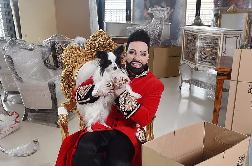 Die Umzugskisten sind schon fast gepackt: Harald Glööckler zieht mit Ehemann und Papillon Billy King von Berlin in eine Villa bei Bad Dürkheim.