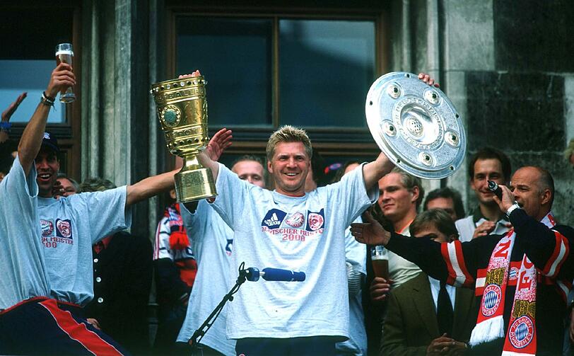 Tiger-Party: Stefan Effenberg im Jahr 2000 mit Pokal und Schale. Ein Jahr später holt das Hitzfeld-Team die Champions League.