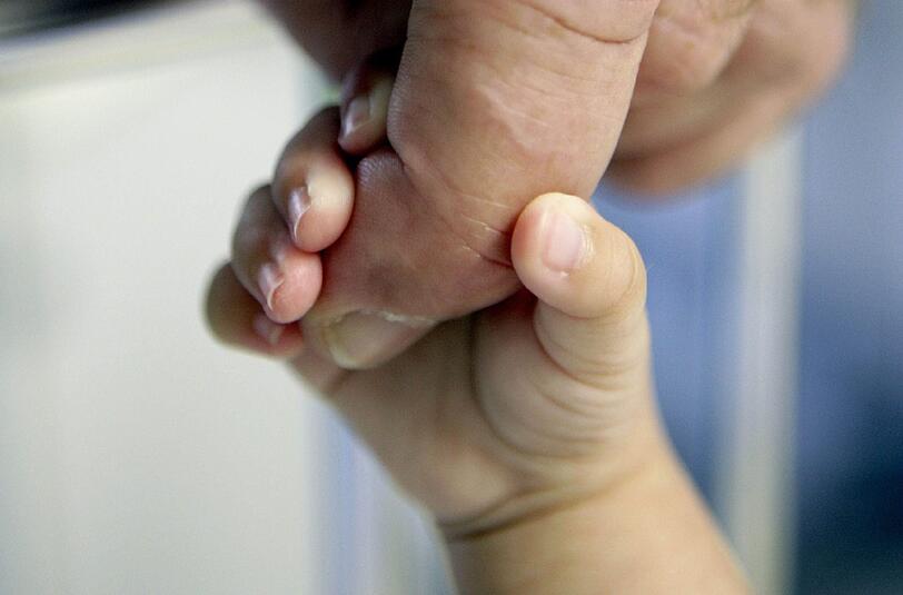 Das kleine Baby konnte es nicht mehr erwarten, auf die Welt zu kommen - und da wurde es kurzerhand im Wagen der Eltern  auf dem Rotkreuzplatz geboren.