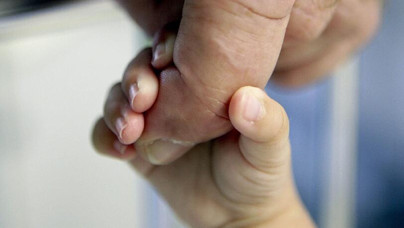 Das kleine Baby konnte es nicht mehr erwarten, auf die Welt zu kommen - und da wurde es kurzerhand im Wagen der Eltern  auf dem Rotkreuzplatz geboren.