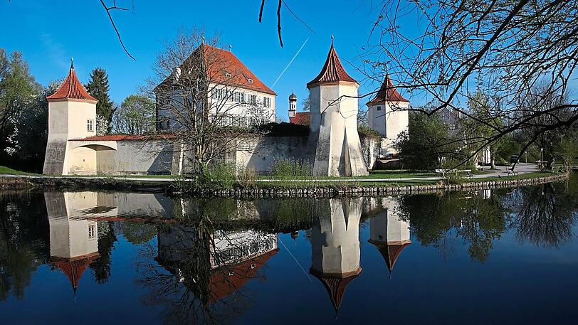 Trutzig und wehrhaft: die Blutenburg aus dem 15. Jahrhundert.