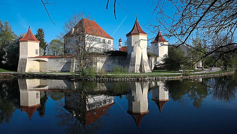 Trutzig und wehrhaft: die Blutenburg aus dem 15. Jahrhundert. Trutzig und wehrhaft: die Blutenburg aus dem 15. Jahrhundert.