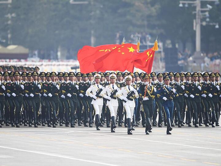 An der Militärparade in Peking nahmen 15.000 Soldaten, mehr als 160 Flugzeuge und 580 Panzer und Waffensysteme teil.