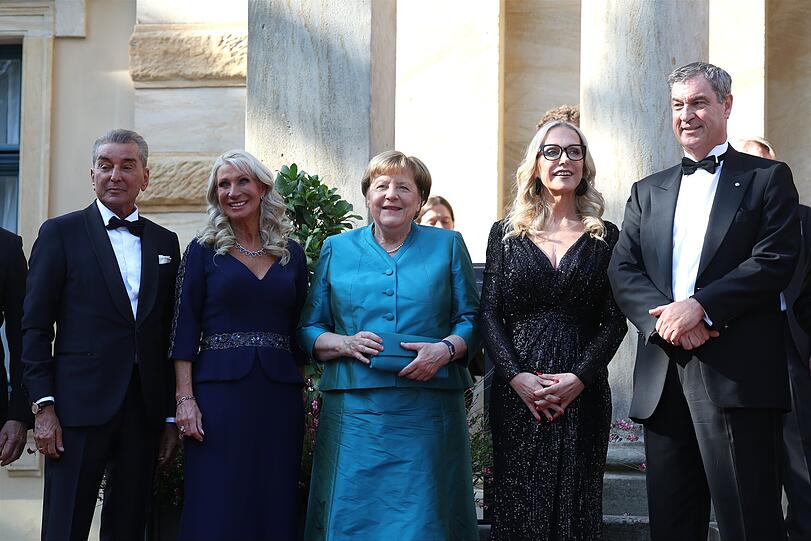 Michel Friedman (l-r), Publizist, Karin Baumüller-Söder, Angela Merkel (CDU), ehemalige Bundeskanzlerin, Katharina Wagner, künstlerische Leiterin und Geschäftsführerin der Bayreuther Festspiele, und Markus Söder (CSU), Ministerpräsident von Bayern. Michel Friedman (l-r), Publizist, Karin Baumüller-Söder, Angela Merkel (CDU), ehemalige Bundeskanzlerin, Katharina Wagner, künstlerische Leiterin und Geschäftsführerin der Bayreuther Festspiele, und Markus Söder (CSU), Ministerpräsident von Bayern.