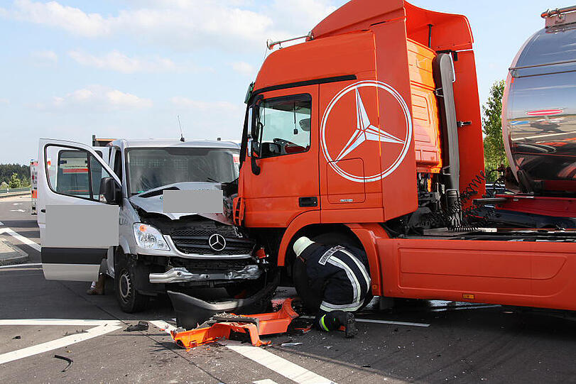Schwerer Unfall bei Mühldorf. Ein 40-Tonner rammt einen Kleinlaster &ndash; die Bilder von der Unfallstelle