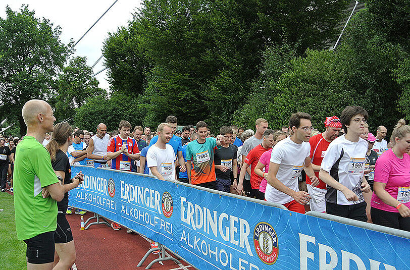 Der Sommernachtslauf im Olympiapark konnte mit 1.900 Teilnehmern einen neuen Rekord verbuchen. Klicken Sie sich durch die Bilderstrecke.