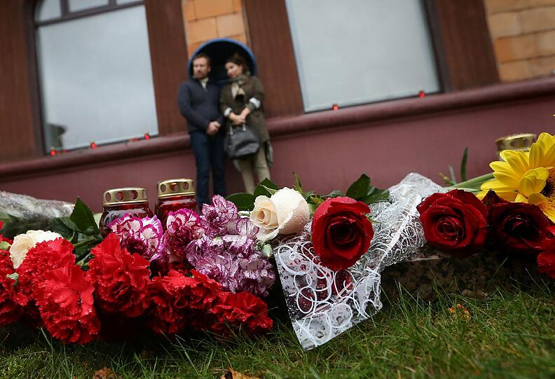 Trauer in und um Paris. Die Bilder nach der Serie von der Terroranschlägen.