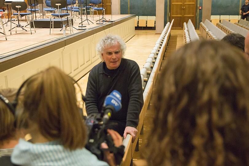 Simon Rattle im Gespräch mit Journalisten im Herkulessaal.
