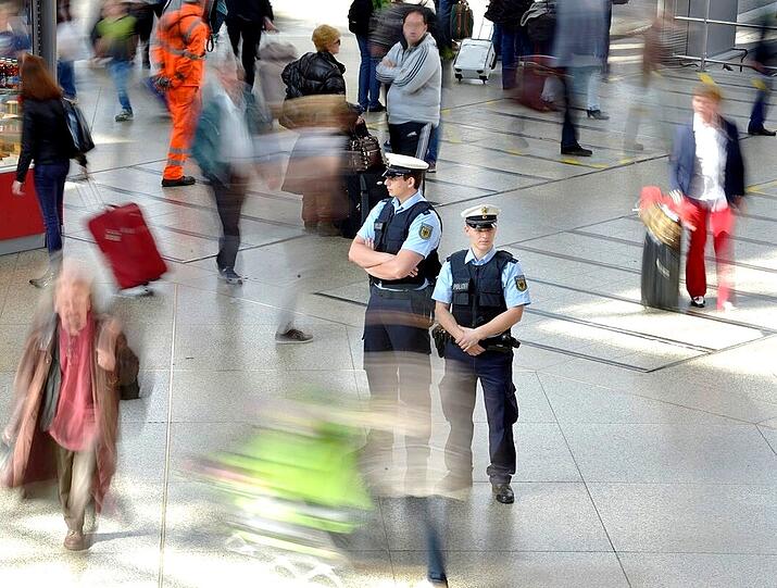 Die Münchner Bundespolizei dankt den beiden aufmerksamen Service-Mitarbeiterinnen, die die entscheidenden Hinweise gaben (Symbolbild).