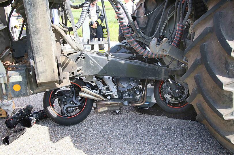 Unfall auf der B15 Höhe Altensee: Ein 27-Jähriger rast mit seinem Motorrad in einen Traktor. Durch die Wucht des Aufprall bleibt das Zweirad stecken.