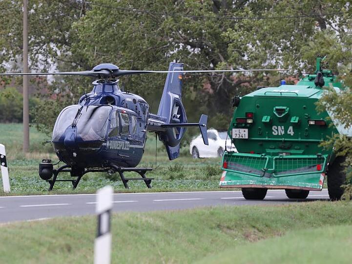 Ein Hubschrauber der Bundespolizei ist bei Wiedersdorf/Landsberg im Einsatz.