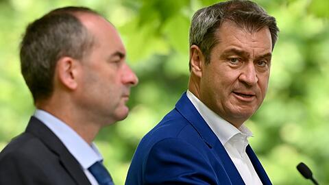 Ihr Verhältnis wird immer angespannter: Ministerpräsident Markus Söder (r., CSU) und Vize Hubert Aiwanger (Freie Wähler).