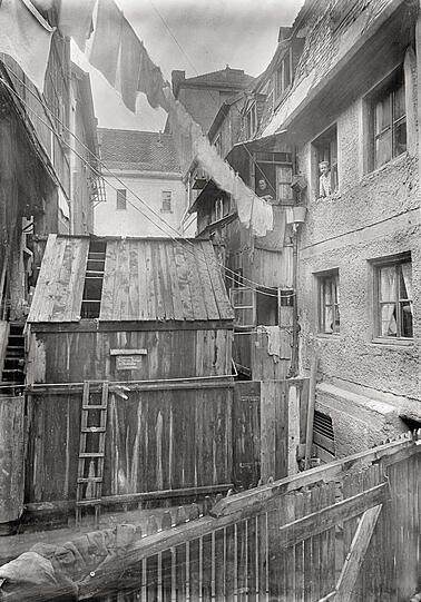 Ein ärmliches Milieu: 1905 standen Bretterbuden zwischen Häusern.