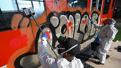 Schmierereien verursachen Millionen-Sch&auml;den bei der Bahn. (Archivbild)