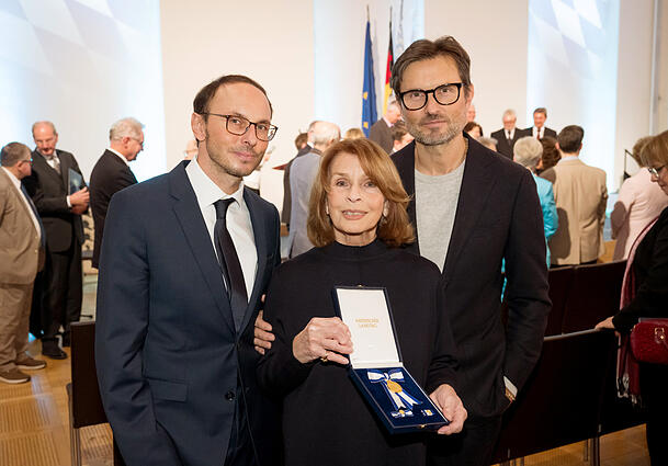 Senta Berger und ihre S&ouml;hne Luca (l.) und Simon Verhoeven bei der Verleihung des Bayerischen Verfassungsordens.