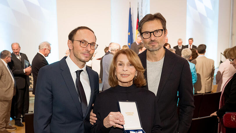 Senta Berger und ihre S&ouml;hne Luca (l.) und Simon Verhoeven bei der Verleihung des Bayerischen Verfassungsordens.