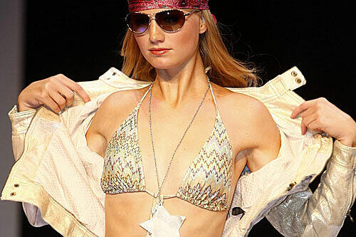Ein Model bei einer Show in Paris im Mono.