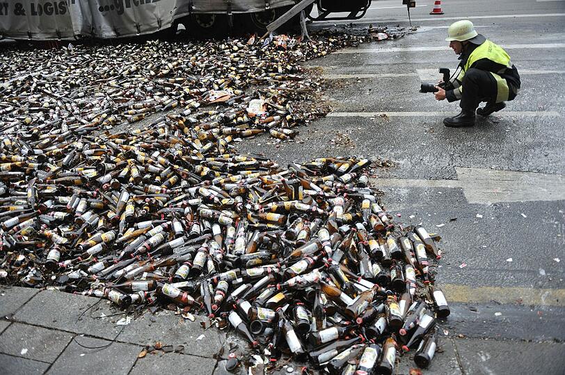Mitten im Glockenbachviertel: Während der Fahrt bricht am Donnerstagmorgen die Seitenwand eines Lkws durch. Etliche Bierkisten und -flaschen landen auf der Straße - die Feuerwehr hat einiges zu tun.