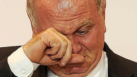 Man sah ihn selten so gerührt: Während der Rede von Rummenigge bricht Bayern-Präsident Uli Hoeneß in Tränen aus.