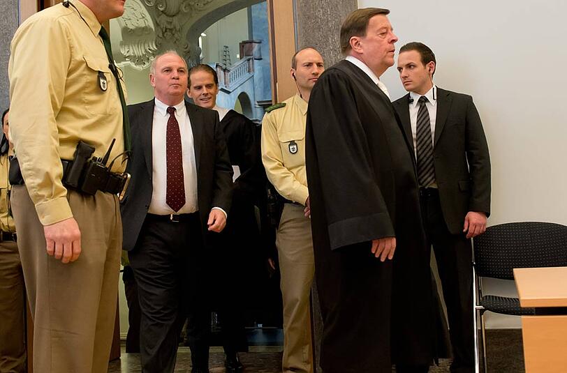Dunkler Anzug, weißes Hemd, rote Krawatte: So betritt Uli Hoeneß am Donnerstag den Gerichtssaal.