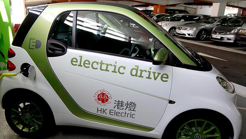 Ein Mercedes-Benz Smart Fortwo Elektroauto tankt an einer öffentlichen Ladestation in Hongkong auf. Ein Mercedes-Benz Smart Fortwo Elektroauto tankt an einer öffentlichen Ladestation in Hongkong auf.
