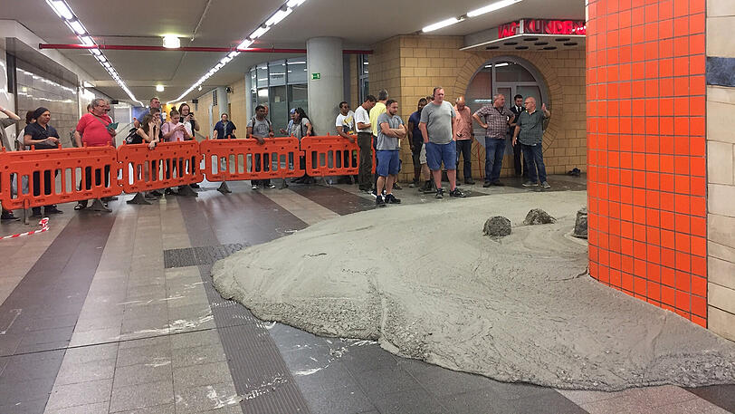 Die Königstorpassage am Hauptbahnhof in Nürnberg (Bayern) ist am 31.05.2017 abgesperrt, weil an einer Baustelle Flüssigbeton ausläuft.