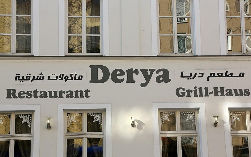Das Derya Restaurant. Hier steht Arabisch auf der Speisenkarte.