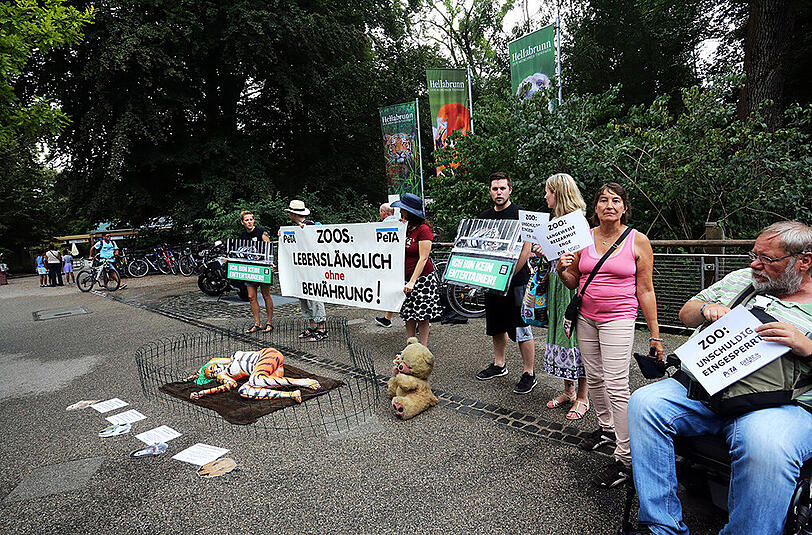 Die Tierschutzorganisation Peta protestierte gegen die Lebensbedingungen in Zoos.