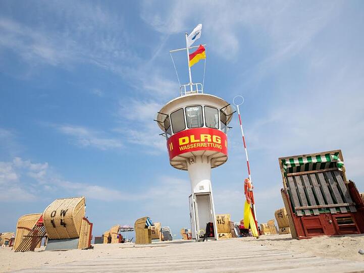 Ein Wachturm der DLRG-Wasserrettung zwischen Strandkörben. Die Rettungsschwimmer müssen coronabedingt auf Abstand zu den Badegästen bleiben.